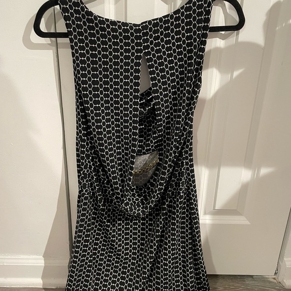 Jennifer Lopez Black and White Geometric Backless Dress - Picture 3 of 4